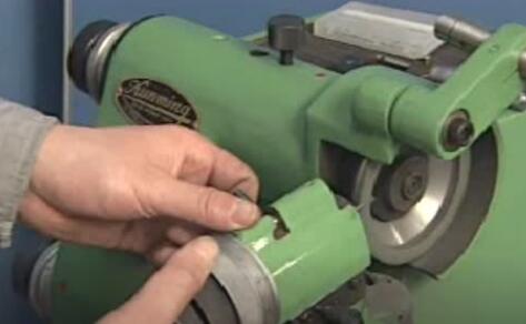 使用萬能磨刀機(jī)磨錐度平底刀