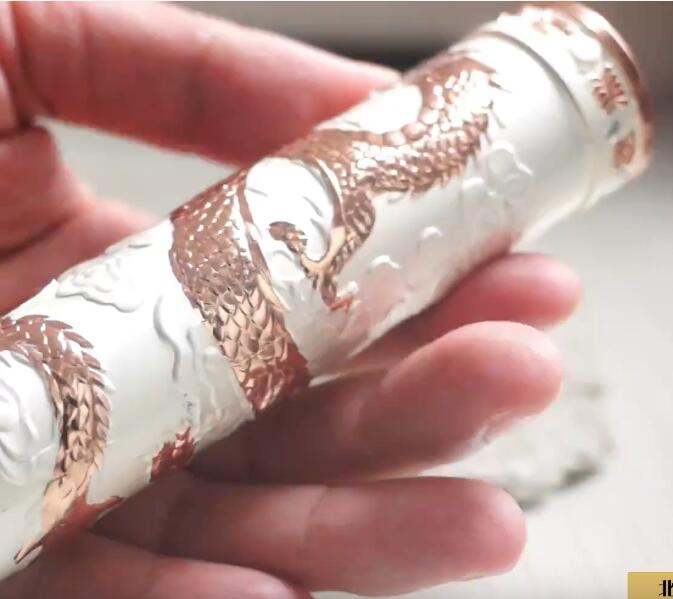 根據(jù)樣板，分析制作盤(pán)龍浮雕